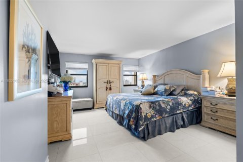 Condo in Hollywood, Florida, 2 bedrooms  № 1992287 - photo 14