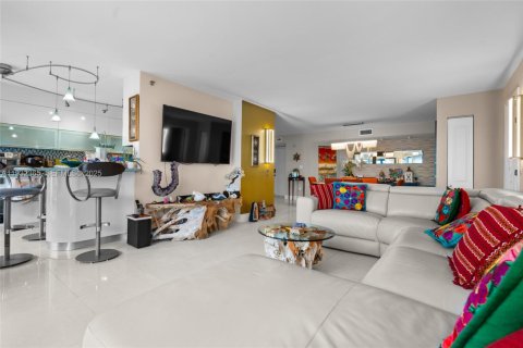 Condo in Hollywood, Florida, 2 bedrooms  № 1992287 - photo 8