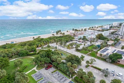 Condo in Hollywood, Florida, 2 bedrooms  № 1992287 - photo 24