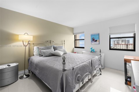 Condo in Hollywood, Florida, 2 bedrooms  № 1992287 - photo 19