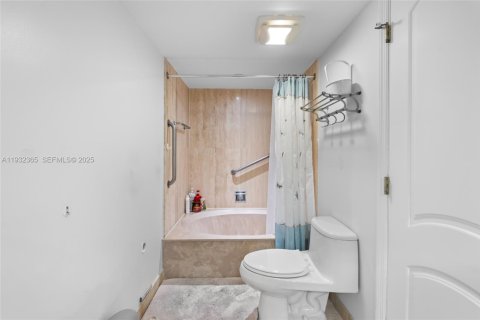 Condo in Hollywood, Florida, 2 bedrooms  № 1992287 - photo 22