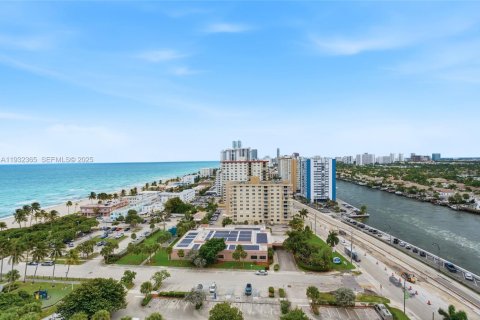 Condo in Hollywood, Florida, 2 bedrooms  № 1992287 - photo 25