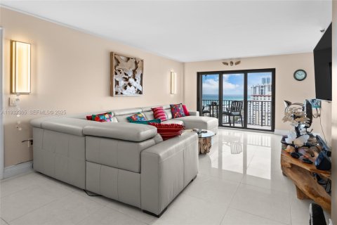 Condo in Hollywood, Florida, 2 bedrooms  № 1992287 - photo 9