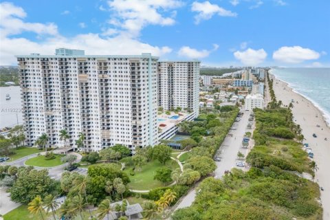 Condo in Hollywood, Florida, 2 bedrooms  № 1992287 - photo 27