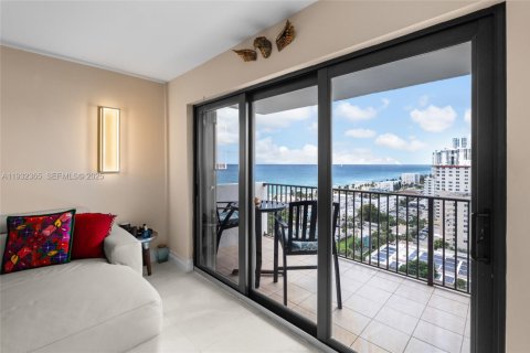 Condo in Hollywood, Florida, 2 bedrooms  № 1992287 - photo 4