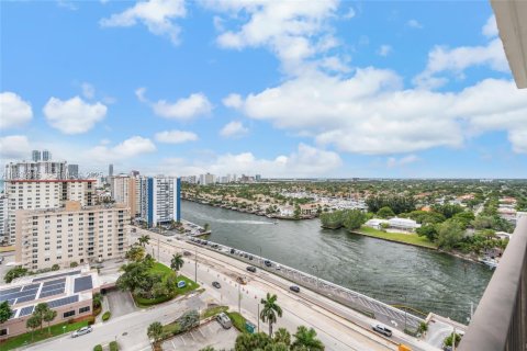 Condo in Hollywood, Florida, 2 bedrooms  № 1992287 - photo 23