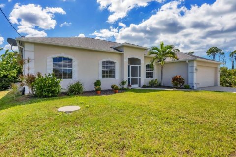 House in Placida, Florida 3 bedrooms, 196.21 sq.m. № 2100702