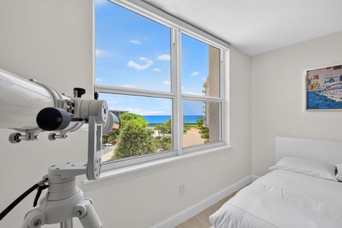Condo in Palm Beach, Florida, 2 bedrooms  № 2248263 - photo 18