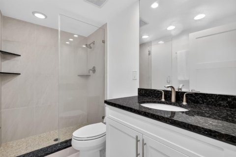 Condo in Palm Beach, Florida, 2 bedrooms  № 2248263 - photo 16