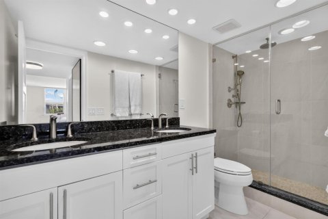 Condo in Palm Beach, Florida, 2 bedrooms  № 2248263 - photo 13