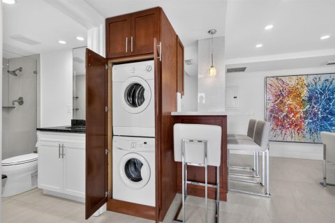 Condo in Palm Beach, Florida, 2 bedrooms  № 2248263 - photo 12