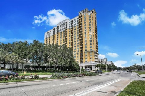 Condo in Tampa, Florida, 2 bedrooms  № 1822366 - photo 1