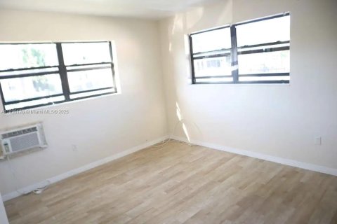 Villa ou maison à louer à Miami, Floride: 1 chambre, 181.16 m2 № 1947909 - photo 4