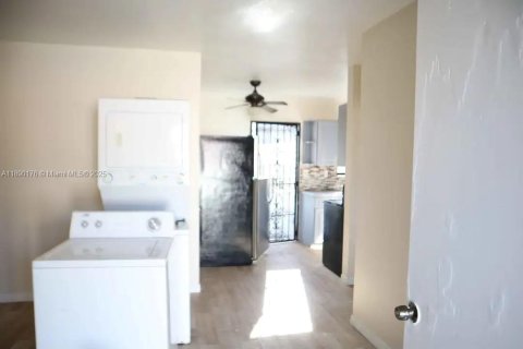 Villa ou maison à louer à Miami, Floride: 1 chambre, 181.16 m2 № 1947909 - photo 7