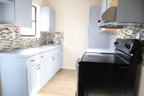 Villa ou maison à louer à Miami, Floride: 1 chambre, 181.16 m2 № 1947909 - photo 2