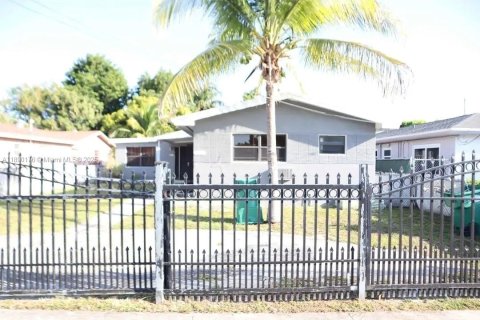 Villa ou maison à louer à Miami, Floride: 1 chambre, 181.16 m2 № 1947909 - photo 1