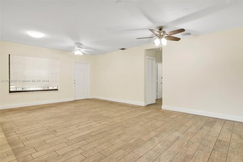 Casa en venta en North Miami Beach, Florida, 3 dormitorios, 113.34 m2 № 1811107 - foto 15