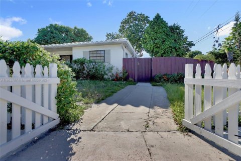 Casa en venta en North Miami Beach, Florida, 3 dormitorios, 113.34 m2 № 1811107 - foto 1