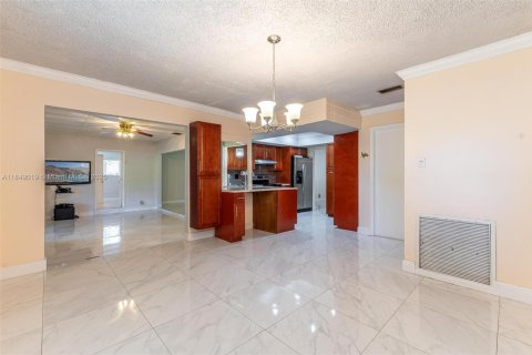 Casa en venta en Lauderhill, Florida, 3 dormitorios, 170.2 m2 № 1855309 - foto 11
