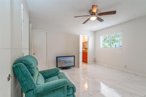Casa en venta en Lauderhill, Florida, 3 dormitorios, 170.2 m2 № 1855309 - foto 21