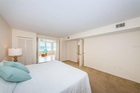 Condo in Saint Petersburg, Florida, 2 bedrooms  № 1192982 - photo 22