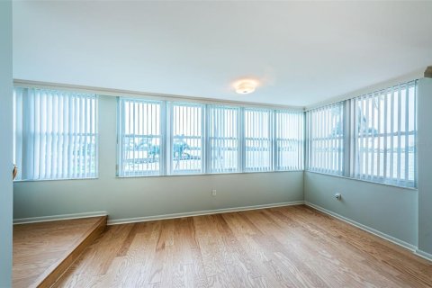 Condo in Saint Petersburg, Florida, 2 bedrooms  № 1192982 - photo 8