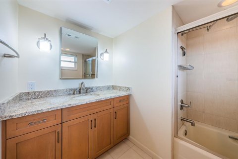 Condo in Saint Petersburg, Florida, 2 bedrooms  № 1192982 - photo 23