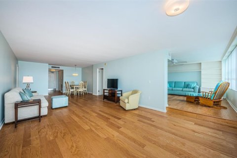 Condo in Saint Petersburg, Florida, 2 bedrooms  № 1192982 - photo 7