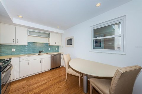 Condo in Saint Petersburg, Florida, 2 bedrooms  № 1192982 - photo 11
