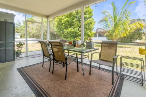 House in Tamarac, Florida 2 bedrooms, 80.27 sq.m. № 1986423 - photo 9