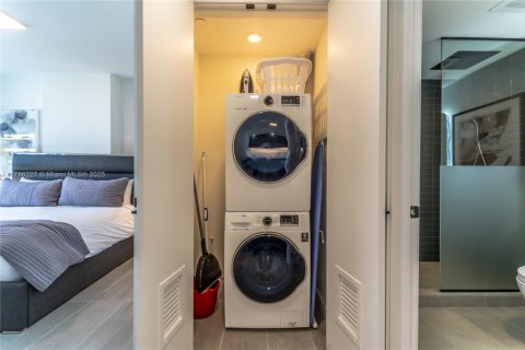 Condo in Miami, Florida, 1 bedroom  № 1875484 - photo 25