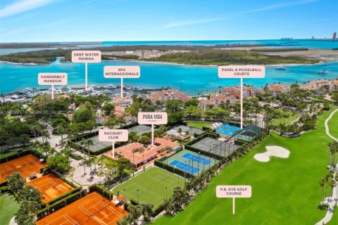 House in Fisher Island, Florida 6 bedrooms, 743.68 sq.m. № 1945331 - photo 25