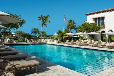 House in Fisher Island, Florida 6 bedrooms, 743.68 sq.m. № 1945331 - photo 20
