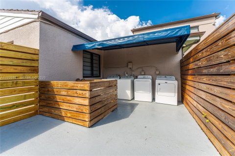 Propiedad comercial en venta en Miami Springs, Florida, 281.12 m2 № 2055066 - foto 24