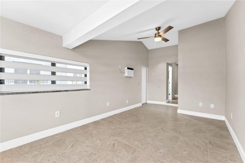 Propiedad comercial en venta en Miami Springs, Florida, 281.12 m2 № 2055066 - foto 6