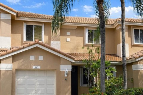 Townhouse in Pembroke Pines, Florida 3 bedrooms, 147.9 sq.m. № 2068576