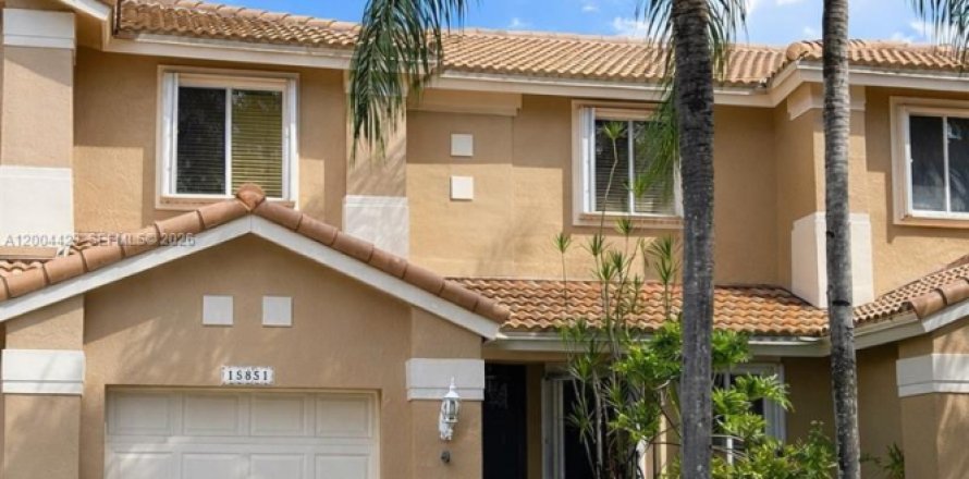 Townhouse in Pembroke Pines, Florida 3 bedrooms, 147.9 sq.m. № 2068576