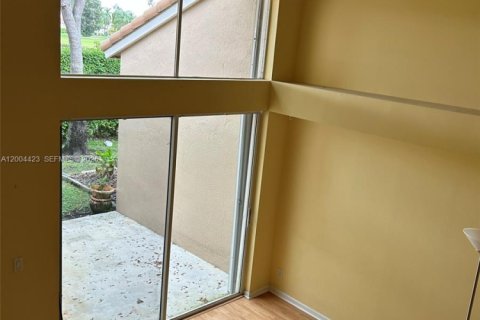 Townhouse in Pembroke Pines, Florida 3 bedrooms, 147.9 sq.m. № 2068576 - photo 3