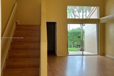 Townhouse in Pembroke Pines, Florida 3 bedrooms, 147.9 sq.m. № 2068576 - photo 4