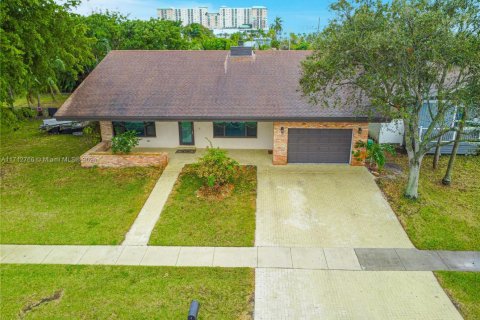 House in Dania Beach, Florida 3 bedrooms, 232.72 sq.m. № 1465462 - photo 4