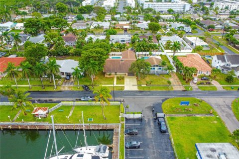 House in Dania Beach, Florida 3 bedrooms, 232.72 sq.m. № 1465462 - photo 3