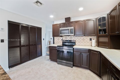 House in Dania Beach, Florida 3 bedrooms, 232.72 sq.m. № 1465462 - photo 19