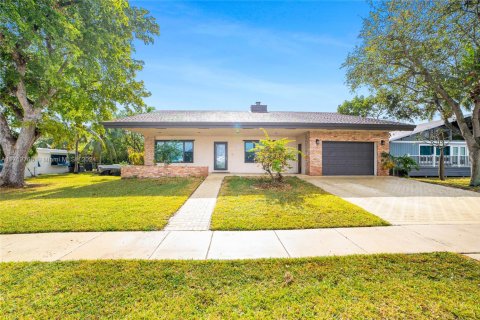 House in Dania Beach, Florida 3 bedrooms, 232.72 sq.m. № 1465462 - photo 2
