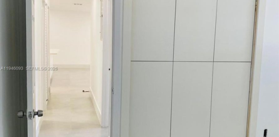 House in Fort Lauderdale, Florida 4 bedrooms, 136.38 sq.m. № 2002438