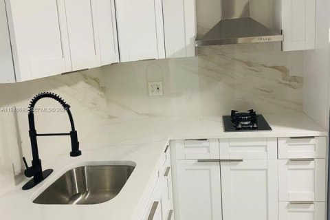 House in Fort Lauderdale, Florida 4 bedrooms, 136.38 sq.m. № 2002438 - photo 8