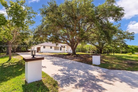 House in Southwest Ranches, Florida 4 bedrooms, 228.54 sq.m. № 1862148 - photo 1
