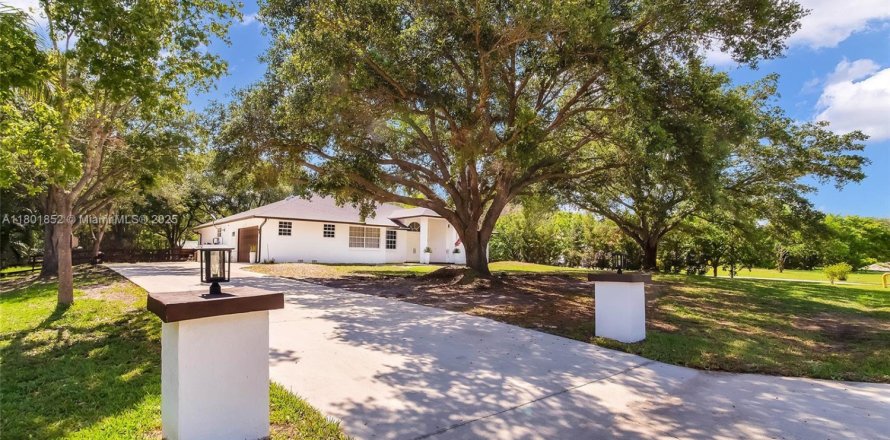 House in Southwest Ranches, Florida 4 bedrooms, 228.54 sq.m. № 1862148