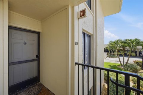 Condo in Saint Petersburg, Florida, 2 bedrooms  № 2214039 - photo 2