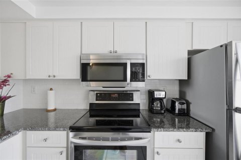 Condo in Saint Petersburg, Florida, 2 bedrooms  № 2214039 - photo 9