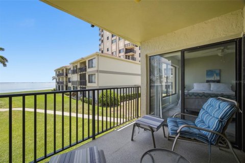 Condo in Saint Petersburg, Florida, 2 bedrooms  № 2214039 - photo 3